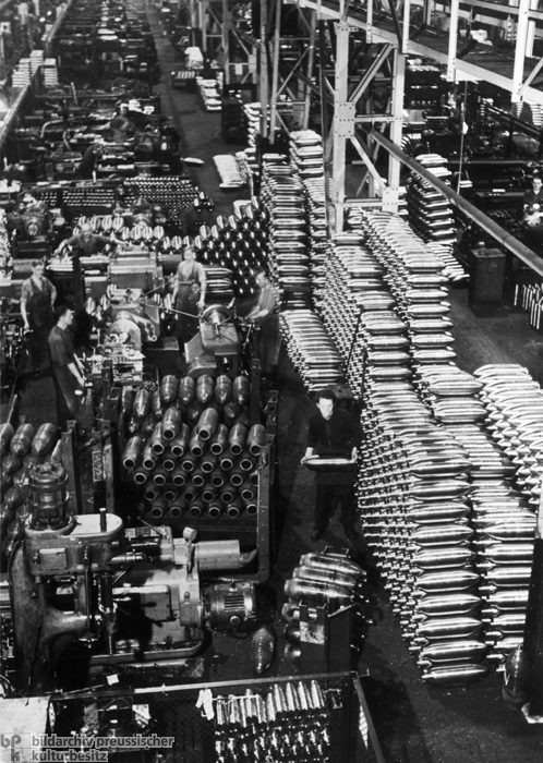 Blick auf eine Werkhalle zur Produktion von Granathülsen  (13. November 1940)